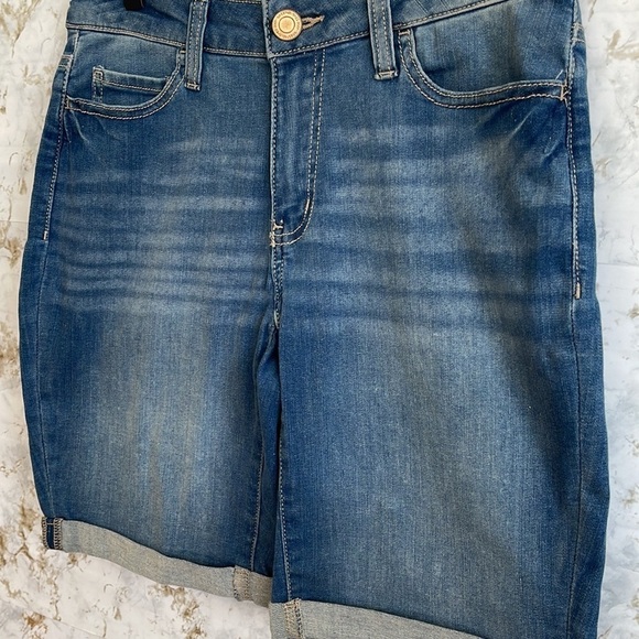 SO Low Rise Bermuda Roll Up Shorts l SIZE 7/28W - Picture 3 of 7